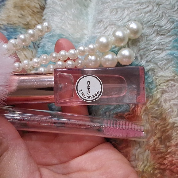 Givenchy Irresistible Keychain - Picture 1 of 4